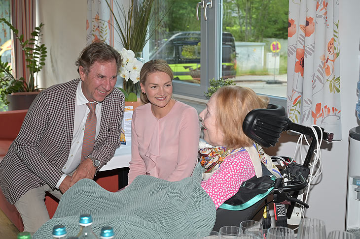 Ralph Piller und Judith Gerlach mit einer Bewohnerin des  „Sonnenhof“– einer Wohneinrichtung für Intensiv-Pflegebedürftige in Grünwald (©Foto: Alexander Horeisch) 
